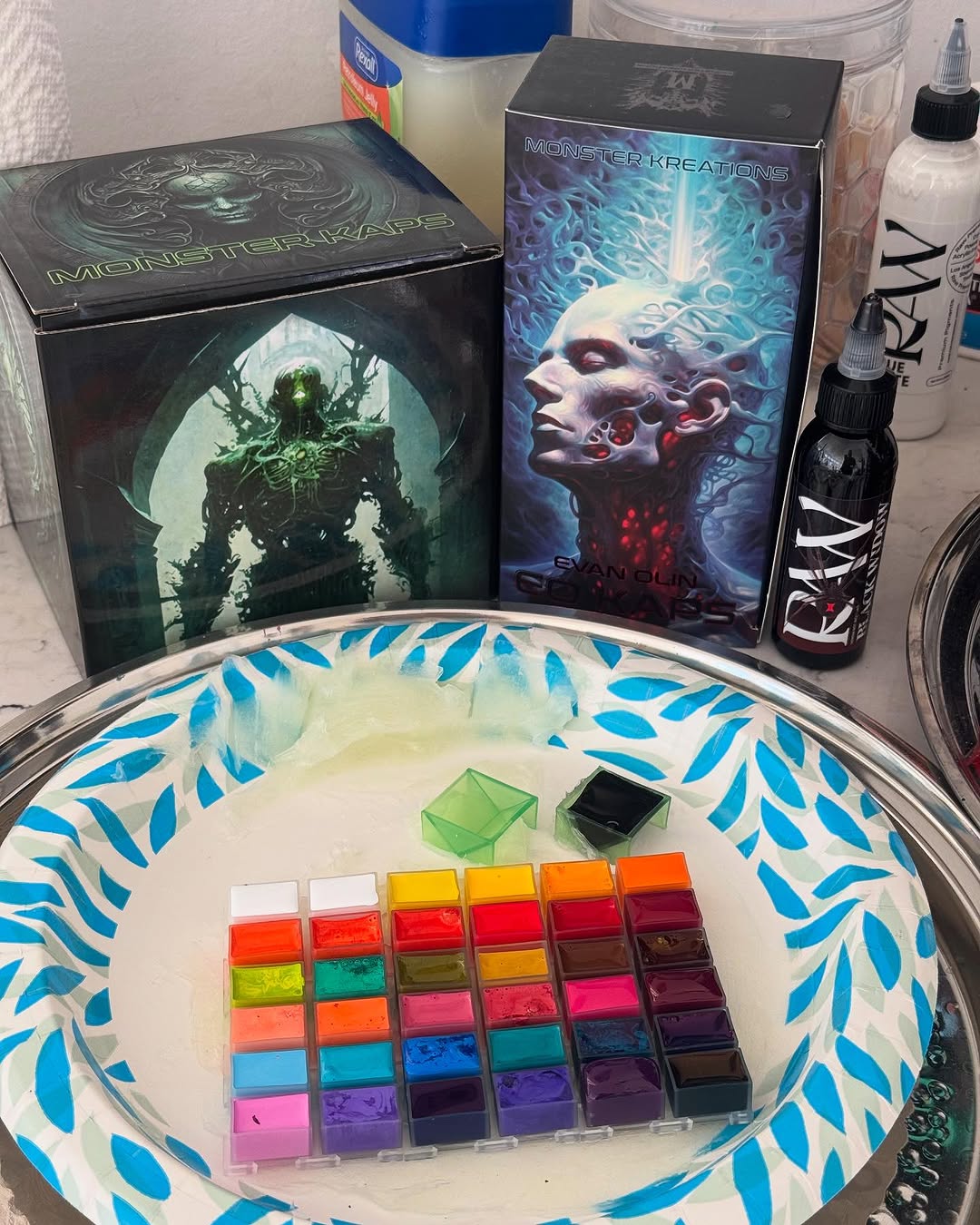 Been working this month with @monsterkreations ink caps, nicely thought out products made by tattooers. And @rawpigments